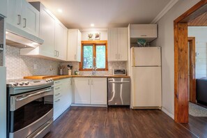 Fridge, microwave, oven, stovetop - Spa, Pool table, Lake - Chalet Family au Grand air (Namur)