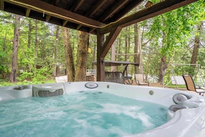 Outdoor spa tub