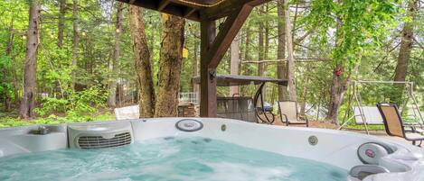 Outdoor spa tub