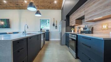 冷蔵庫、電子レンジ、オーブン、コンロ