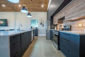 Jääkaappi, mikroaaltouuni, uuni, liesi