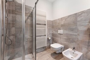 Suihku, hiustenkuivaaja, pyyhkeet