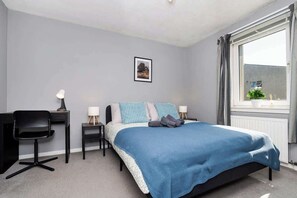 2 chambres, fer et planche à repasser, Wi-Fi, draps fournis