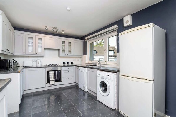 Réfrigérateur, micro-ondes, four, plaque de cuisson