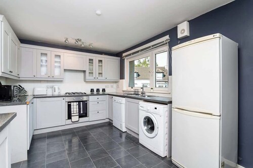 2 Bedroom Flat - Free Parking- by Holiday Homes