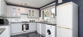 2 Bedroom Flat - Free Parking- by Holiday Homes