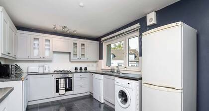 2 Bedroom Flat - Free Parking- by Holiday Homes
