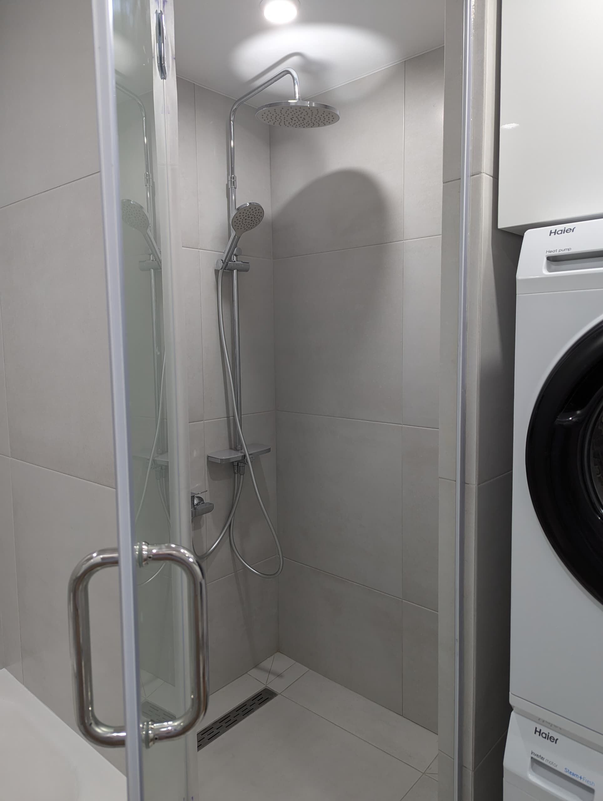 Secador de pelo, toallas, jabón y papel higiénico