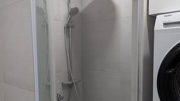 Secador de pelo, toallas, jabón y papel higiénico
