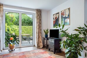 TV, ping pong - Apartment 'Krottenhill 2 ¼' with Sauna, Garden, and Wi-Fi (Ingenried)