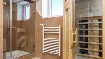 Ducha, artículos de higiene personal gratuitos y secador de pelo