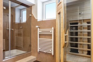 Shower, free toiletries, hair dryer, towels - Apartment 'Krottenhill 2 ¼' with Sauna, Garden, and Wi-Fi (Ingenried)