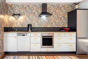 Fridge, oven, stovetop, dishwasher