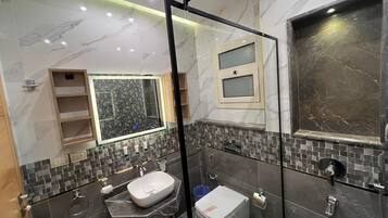 Triple Room | Bathroom | Separate bathtub and shower, slippers, towels, soap