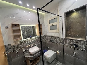Triple Room | Bathroom | Separate tub and shower, slippers, towels, soap - Elite hotel (Sheikh Zayed City)