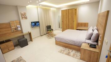 Apartment | In-room safe, desk, blackout curtains, soundproofing