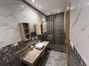 Single Room | Bathroom | Separate bathtub and shower, slippers, towels, soap - Elite hotel (Sheikh Zayed City)