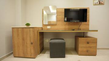 Apartment | In-room safe, desk, blackout curtains, soundproofing