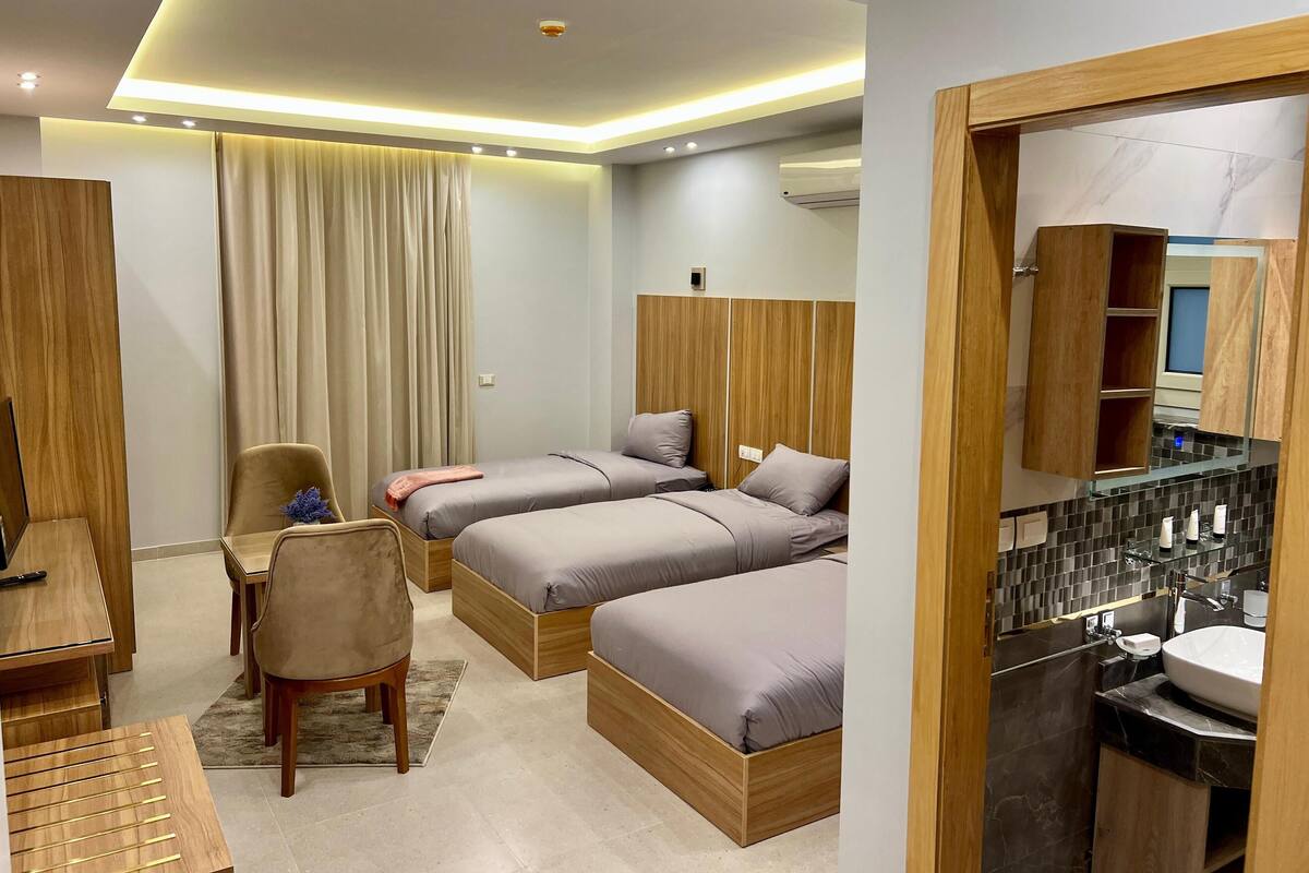 Triple Room | Peti besi dalam bilik, meja, langsir/tirai gelap terus, kalis bunyi