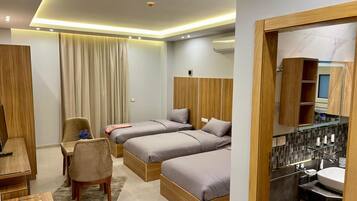 Triple Room | In-room safe, desk, blackout drapes, soundproofing