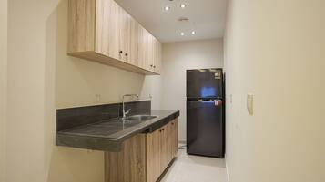 Suite, Balcony | Private kitchen