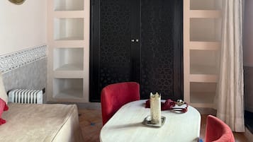 奢華套房, 露台, 花園景 | 房內夾萬、熨斗/熨衫板、免費 Wi-Fi