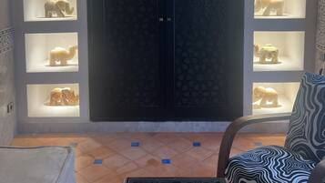 Luxury-Suite, Terrasse, Gartenblick | Zimmersafe, Bügeleisen/Bügelbrett, kostenloses WLAN
