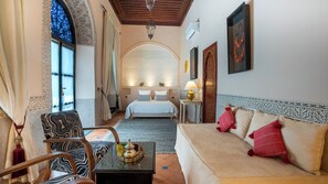 Suite de luxe, pati, vistes al jardí | Caixa forta a l'habitació, planxa i posts de planxar i wifi gratuïta 