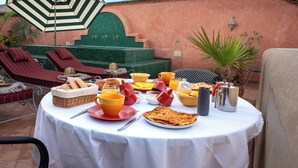 فطور من الأطباق المحلية مجانًا يوميًا