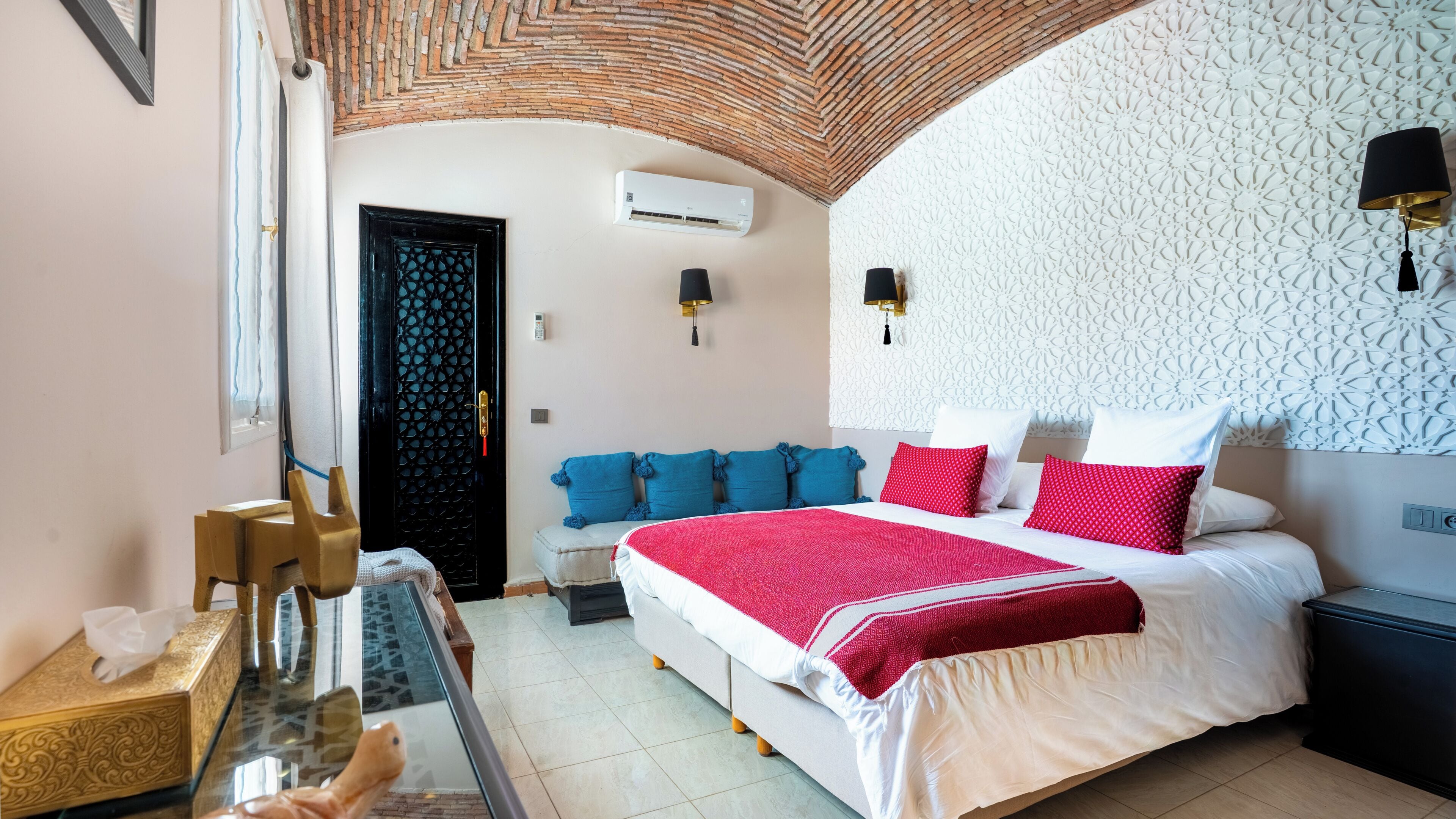 Deluxe-Doppelzimmer, Poolblick | Zimmersafe, Bügeleisen/Bügelbrett, kostenloses WLAN