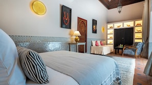Suíte superluxo, varanda, vista para o jardim | Cofres nos quartos, ferros/tábuas de passar roupa, Wi-Fi de cortesia