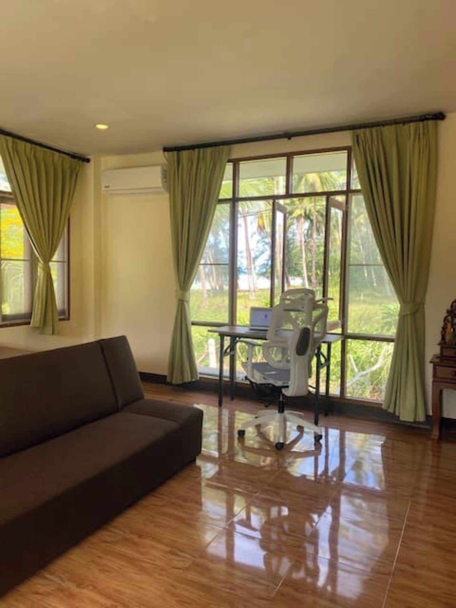 办公桌、笔记本电脑工作区、免费 WiFi、床单