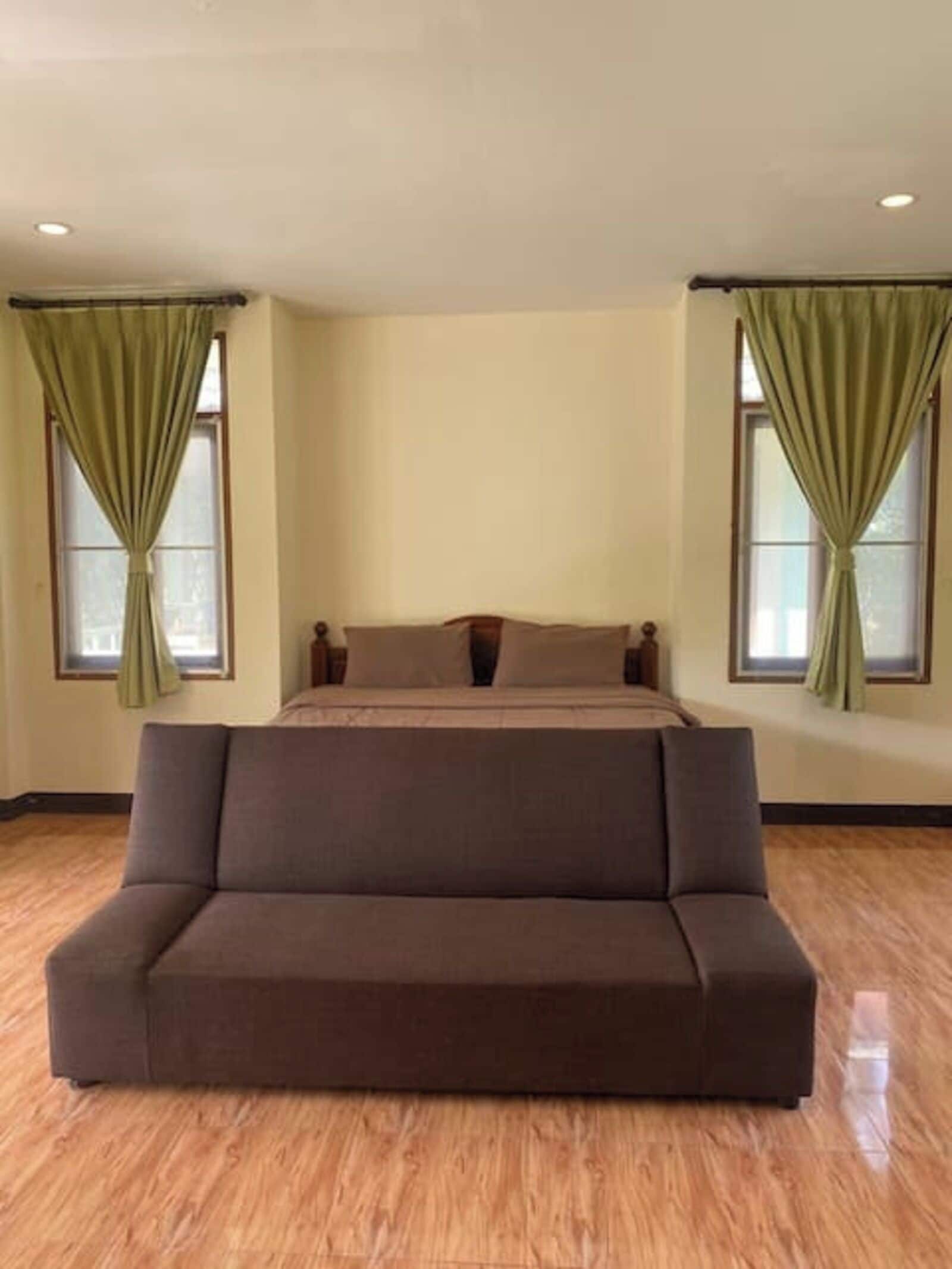 โต๊ะทำงาน, พื้นที่ทำงานแบบใช้แล็ปท็อป, Wi-Fi ฟรี, ผ้าปูที่นอน