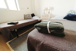 3 bedrooms, desk, iron/ironing board, travel cot - Charming 3-bedroom beachside chalet with WiFi & AC, in El Puerto de Santa María (El Puerto de Santa María)