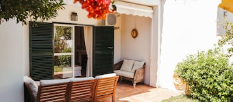 Charming 3-bedroom beachside chalet with WiFi & AC, in El Puerto de Santa María