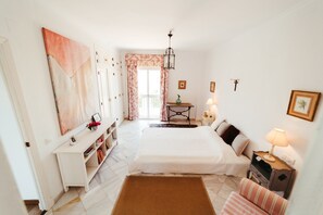 3 bedrooms, desk, iron/ironing board, travel cot - Charming 3-bedroom beachside chalet with WiFi & AC, in El Puerto de Santa María (El Puerto de Santa María)