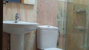 Douche, sèche-cheveux, bidet, serviettes fournies