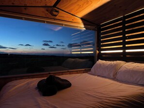 1 bedroom, bed sheets - Secluded Cabin Retreat in Ilfracombe (Ilfracombe)