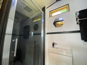 淋浴设施、毛巾