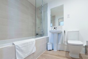 Bañera con ducha, artículos de tocador gratuitos, secador de pelo