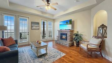 Télévision, cheminée, espaces bureaux