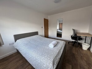 6 bedrooms, desk, iron/ironing board, travel cot - Spacious 6 Bedroom Home|FREE Parking & Wi-Fi|Garden (Reading)