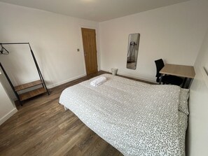 6 camere, una scrivania, ferro/asse da stiro, culla da viaggio