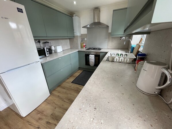 Kjøleskap, mikrobølgeovn, ovn og kokeplater