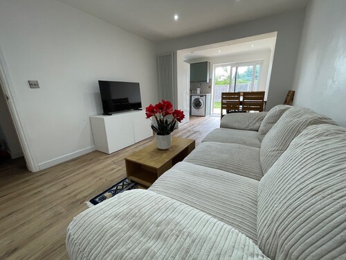 Spacious 6 Bedroom Home|FREE Parking & Wi-Fi|Garden