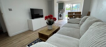 Spacious 6 Bedroom Home|FREE Parking & Wi-Fi|Garden