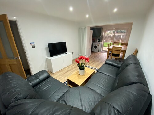 Spacious 6 Bedroom Home|FREE Parking & Wi-Fi|Garden