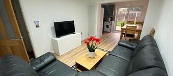 Spacious 6 Bedroom Home|FREE Parking & Wi-Fi|Garden