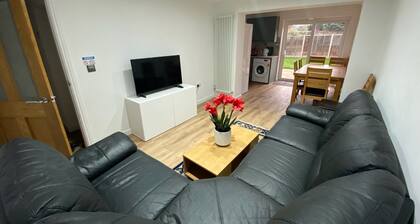Spacious 6 Bedroom Home|FREE Parking & Wi-Fi|Garden