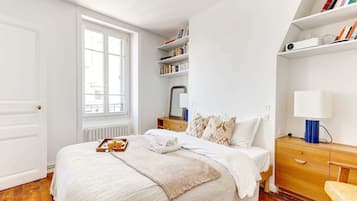 2 slaapkamers, een bureau, een strijkplank/strijkijzer, reisbedje